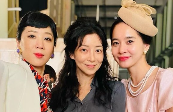 Actor Yoon Se-ahhh showed off his friendships with Baek Ji-won and Jung Hye-young.On the 3rd, Yoonsea posted a picture on her instagram with the phrase Lovely seniors who were too hard to face their faces ...!In the photo, Yoon Se-ahh took pictures with Baek Ji-won and Jung Hye-young. The three people caught the attention of people by conveying the recent beauty of the drama Sulganggang.Over the years, the unchanging beauty was admirable.On the other hand, Yoon Se-ahh, Baek Ji-won and Jung Hye-young appeared in JTBC drama Snowdrop which ended on the 30th of last month.