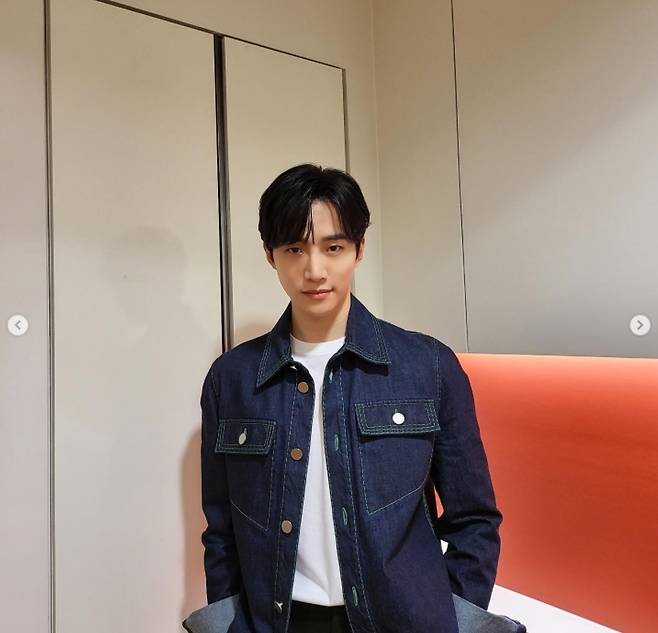 2PM member and actor Lee Joon-hos Radio Star behind-the-scenes cut was released.On February 4, 2PM official SNS posted several photos of 2PM member Lee Joon-ho.Lee Joon-ho in the photo is smiling at the camera wearing a white T-shirt and a Denim jacket.2PM said with the photo, Get a funny hottie for Radio Star Junho (1/19900-125). Shes cute. Shes handsome. Funny. Sweet.It is just Junho, he added, and it was a picture taken in the waiting room at the time of MBCs Radio Star.Lee Joon-ho recently re-starred in Radio Star to fulfill his promise to exceed 15% of MBC drama Red End of Clothes Retail.Lee Joon-ho, who starred in Radio Star, fulfilled his pledge to dance My House in a gonryongpo.