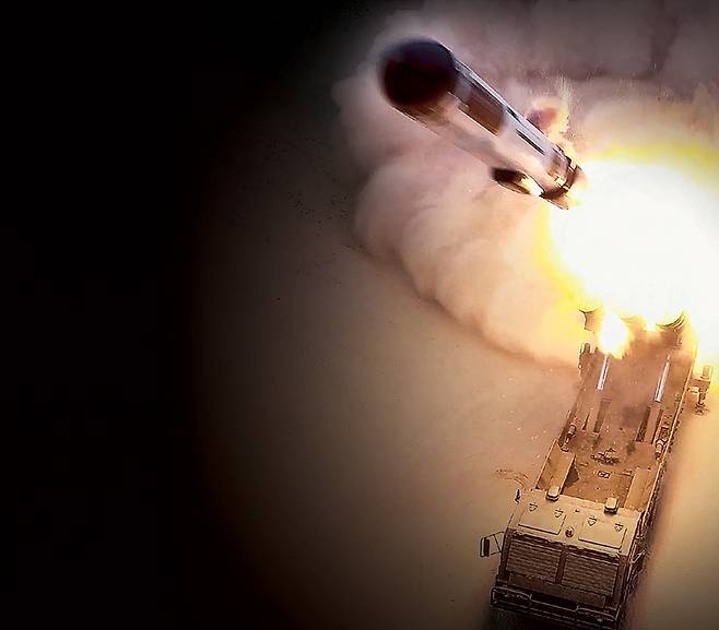 북한이 지대지 전술유도탄 시험발사와 1월25일 장거리 순항미사일 시험발사에 각각 성공했다고 조선중앙통신이 1월28일 밝혔다. 사진은 1월25일 순항미사일이 이동식 발사대(TEL)에서 화염을 내뿜으며 발사되는 모습ⓒ조선중앙통신 연합