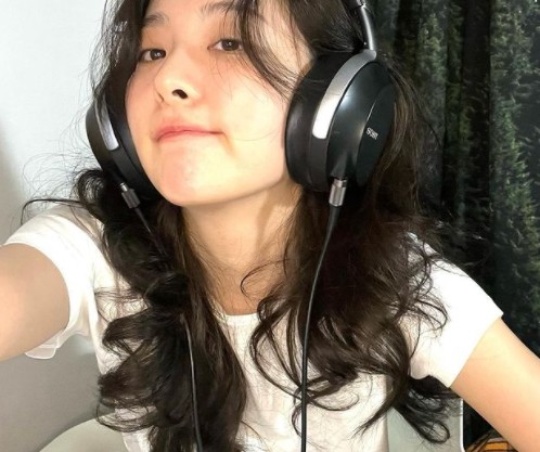 Seulgi from group Red Velvet showed off her cute beautyOn the 4th, Seulgi posted a picture on his instagram without any phrase.In the photo, Seulgi took a selfie wearing a headset. She looked at the camera and made a cute face.Meanwhile, Seulgi released Stepback on the 3rd as a member of SM project unit, GOT the Beat.