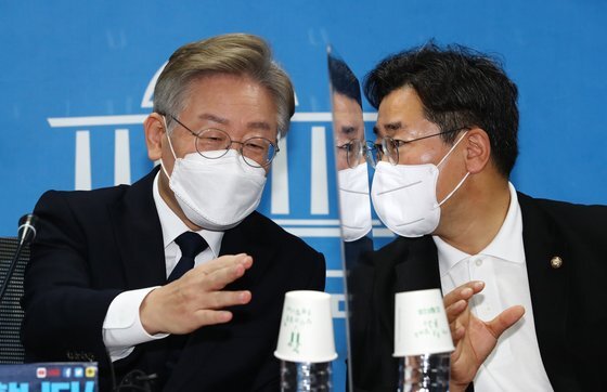 이재명 더불어민주당 대선후보(왼쪽)와 박찬대 의원. 임현동 기자