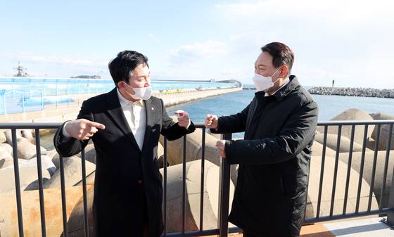 (서귀포=뉴스1) 구윤성 기자 = 윤석열 국민의힘 대선 후보가 5일 오후 제주 서귀포시 강정마을 해오름노을길에서 제주지사를 지냈던 원희룡 정책본부장과 대화하고 있다. 2022.2.5/뉴스1