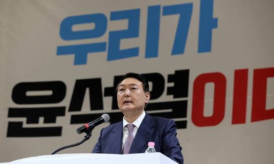 (제주=뉴스1) 구윤성 기자 = 윤석열 국민의힘 대선 후보가 5일 오후 제주 퍼시픽호텔에서 열린 '제주 선거대책위원회 필승결의대회'에서 연설하고 있다. 2022.2.5/뉴스1