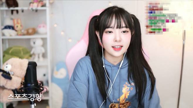 앞서 모친을 극단적 선택으로 떠나보낸 유명 스트리머 잼미 또한 같은 선택으로 사망한 사실이 알려지자 파장이 일고 있다. 트위치 방송화면