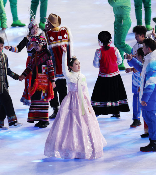 4일 오후 중국 베이징 국립경기장에서 열린 2022 베이징 동계올림픽 개회식에서 한복을 입은 한 공연자가 손을 흔들고 있다(사진=연합뉴스)