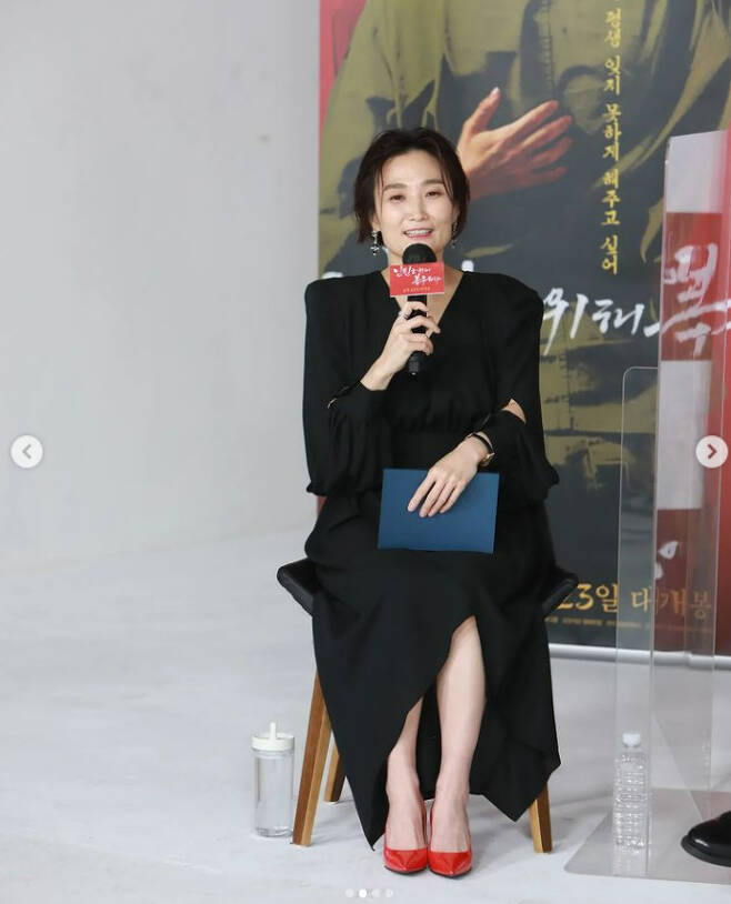 Broadcaster Park Kyung-lim attracted attention with his recent dryness.On January 27, Park Kyung-lims official SNS posted several field photos of Park Kyung-lim, who was in charge of the production presentation of the movie Service for the People.In the open photo, Park Kyung-lim is wearing a red high heels on V-necks black dress, and is showing off the charm of chic and splashing.The eye-catching thing on the day was the long neck, which was as thin as a Deer, and the face of V-line (V-line), which was missing.Park Kyung-lim focuses his attention on a slender and slender body line that can not remember the past that showed off his plump charm.Especially when the wind blows, a handful of ankles that seem to fly away also steals the gaze.On the other hand, Park Kyung-lim made his debut through KBS 2FM Raise the volume of Yvonne in 1998, and he said, Electric Communication, Master Premiere and took charge of the proceedings.In addition, Park Kyung-lim is actively working on various films and Drama production presentation MC.
