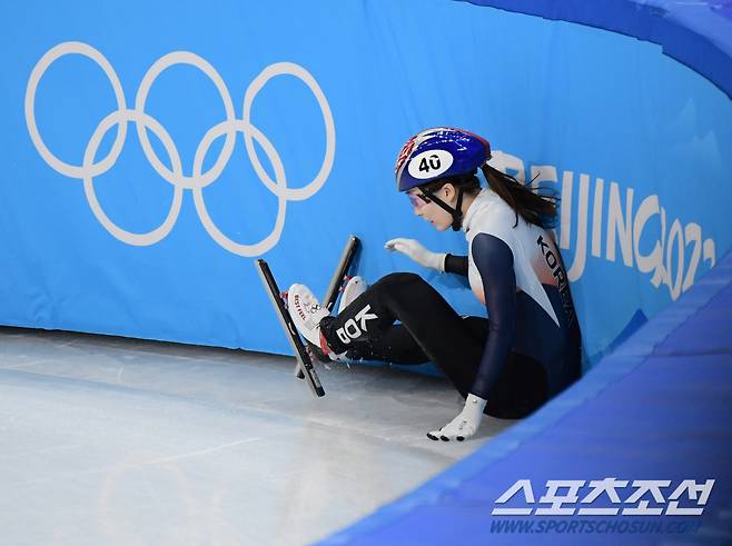 2022 베이징동계올림픽 쇼트트랙 여자 500m 8강전이 7일 중국 베이징 캐피탈 인도어 경기장에서 열렸다. 최민정이 코너를 돌다 미끄러진 후 안타까워하고 있다. 베이징(중국)=정재근 기자 cjg@sportschosun.com/2022.2.7/