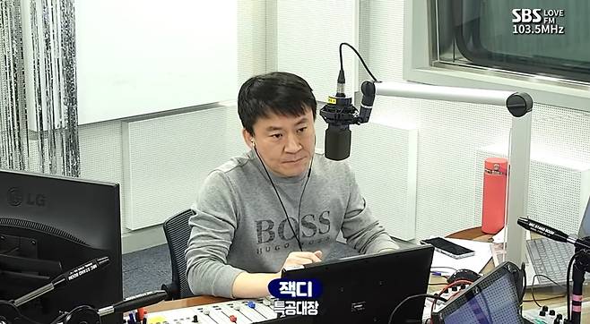 ▲ SBS가 더불어민주당 항의를 받고 시사 라디오 프로그램 진행자를 하차시켰다는 논란에 휩싸였다. 사진=유튜브 SBS 시사교양라디오 화면 갈무리