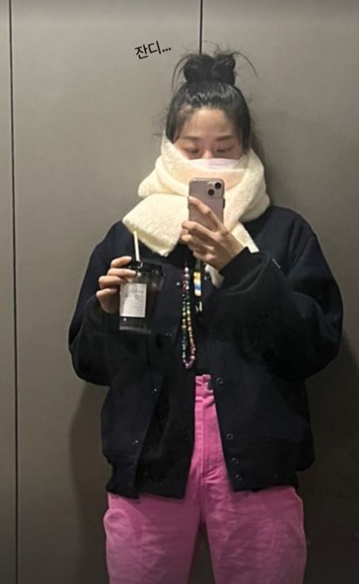 Group AOA member Seolhyun has released a mirror selfie.Seolhyun posted a post and photo on Instagram Story on Friday, saying: Zandy...Seolhyun is wearing pink pants and wearing a shawl, which features her own appearance; her natural up-and-down hairstyle makes her look even more beautiful.Meanwhile, Seolhyun appears on the cable channel tvN new drama High Seas shopping list.