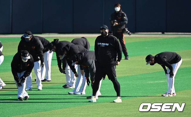 토론토 류현진이 거제 하청스포츠타운에서 한화 선수들과 스트레칭 훈련을 하고 있다. 2022.02.03 /OSEN DB