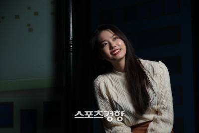 연극 ‘저기요’에 연극 ‘저기요’에 주연 배우로 출연 중인 ‘프로듀스 101’ 그룹 아이오아이 출신 배우 김소혜가 지난달 26일 서울 대학로 알과핵 소극장에서 스포츠경향과 인터뷰에 앞서 포즈를 취하고 있다. 사진|정지윤 선임기자