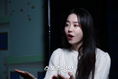 연극 ‘저기요’에 주연 배우로 출연 중인 ‘프로듀스 101’ 그룹 아이오아이 출신 배우 김소혜가 지난달 26일 서울 대학로 알과핵 소극장에서 스포츠경향과 인터뷰에 앞서 포즈를 취하고 있다. 사진|정지윤 선임기자