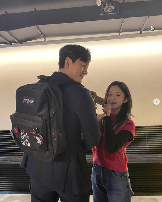 Actor Park Hae Soo and Park Ji Hu boasted an extraordinary Kemi.Park Hae Soo left a picture on his SNS on the 8th with an article entitled Onjoya.Park Hae Soo carries a bag with a message now our school in the picture, the solid back of Park Hae Soo catches the eye.Park Ji Hu is making a cute look by Park Hae Soo; the unexpected Kemi of the two stands out.Park Hae Soo was greatly loved through his recent Squid Game; Park Ji Hu also received worldwide attention through Our School Now.