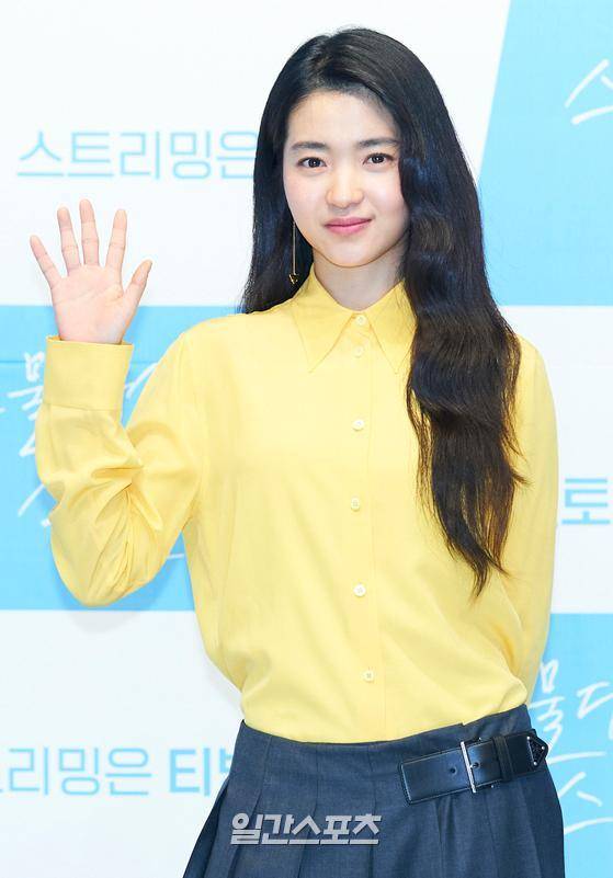 배우 김태리가 9일 오후 온라인으로 진행된 tvN 새 주말극 '스물다섯 스물하나' 제작발표회에 참석해 포토타임을 갖고 있다. '스물다섯 스물하나'(연출 정지현)는1998년 시대에 꿈을 빼앗긴 청춘들의 방황과 성장을 그린 드라마로 스물둘과 열여덟, 처음으로 서로의 이름을 불렀던 두 사람이 스물다섯 스물하나가 돼 사랑하고 성장하는 이야기다. 김태리, 남주혁, 김지연(보나), 최현욱, 이주명 등이 열연한다. 12일 첫 방송. 〈사진=tvN 제공〉 김진경 기자 kim.jinkyung@joongang.co,kr/2022.02.09/