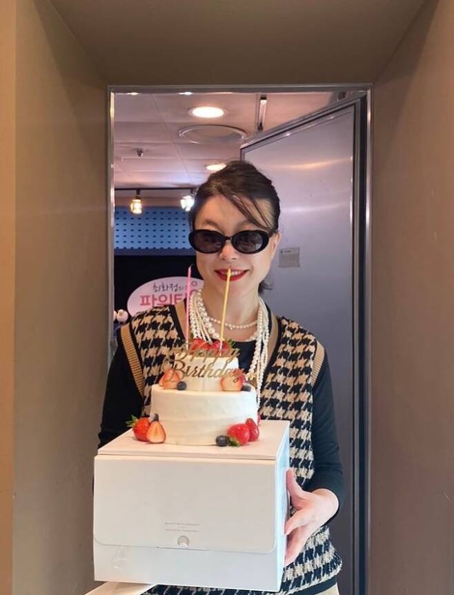 On the afternoon of the 9th, SBS Power FM Choi Hwa-jeos Power Time official Instagram posted a picture with the article I shared Miri cake only because it is a birthday tomorrow,People who listen to Mincho! (You only know whos been on the air?)I share cake ~ ~ ~ ~ ~ # Mincho, strawberry cream cake # Hwa-Jeong Chois Power time .In the public photo, Hwa-Jeong Choi is shown celebrating with a cake; she showed off her appearance for an incredible time, which is her 62nd birthday.In addition, sunglasses and pearl necklaces in the photo showed a sophisticated fashion sense.The netizens responded Happy Birthday Miri and You dressed pretty.Photo: SBS PowerFM Hwa-Jeong Chois Power Time Instagram