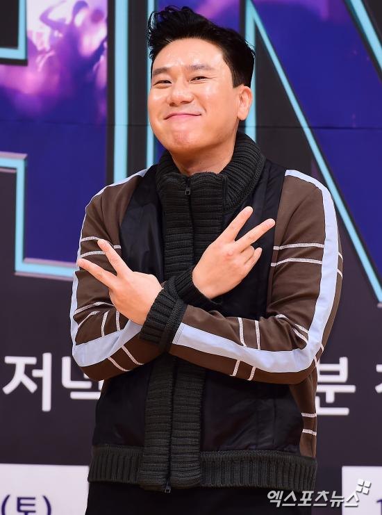 Singer Lee Sang-min, who is suspected of being a debt cosplay, said, Debt has increased.In the SBS entertainment program Dolsing Forman broadcasted on the 8th, Kim Jun-ho threw jokes about debt as always saying It is negative to Lee Sang-min.Lee Sang-min was embarrassed and glared at him, saying, Someday the material will be Exhausted.Kim Jun-ho said, The material is about to be Exhausted, but the debt is not added again. Lee Sang-min said, To be precise, the debt has increased from 900 million to 1.64 billion, so 740 million One is added. He said.Lee Sang-min sat in debt of 6.98 billion One as past businesses failed.At the time, Lee Sang-min crashed into a gambling site, illegal loan arrangements, etc., but succeeded in recovering as a God of Music in 2012.Lee Sang-min has since appeared on various TV programs with the character Kung Sang-min and said that he has been paying 6.9 billion won in debt for 15 years.In 2017, tvN Taxi said it had solved 80 ~ 90% of debt, and in 2019 Kim Young-chuls Power FM said, It became a plus.I still feel like a dream, he said, notifying him about the improved debt situation.However, Lee Sang-min announced on a YouTube channel in May 2021 that he had not paid his debt yet. Furthermore, in Dolsing Forman, he said, My mothers illness is 10 million One a month.He has been faithfully repaying his debt for 15 years, according to Lee Sang-min himself.However, there are growing wonders about Lee Sang-mins gung Sang-min and debt characters.Choices debtor cosplay, which has been liquidated or paid off depending on the situation.While it may be his strategy to take his current situation as a character, he is being criticized for being too easy to collect 400 pairs of expensive shoes or blindly pursuing money while he is hard paying his debt.In addition, Lee Sang-min is actively appearing on SBS Dolsing Forman, Ugly Our Little, MBN Outside and Inside Interpretation Men and Women, and JTBC Knowing Brother.In 2021, he made a huge profit by appearing in Friends, Golden Time Seignal, and Blood Game.On Lee Sang-mins shoe collection, he also said: In 2017, Lee Sang-min already said, I have 220 pairs of shoes.Recently, the show said, There are about 400 pairs of shoes.In just four years, 180 pairs of shoes have increased, he said. This is why the question mark for Lee Sang-min continues to be attached.On the other hand, Lee Sang-mins agency said, I would like to ask you to understand that there is no part that you can tell me because it is personal.Photo: DB, YouTube channel behind entertainment, captures SBS screen