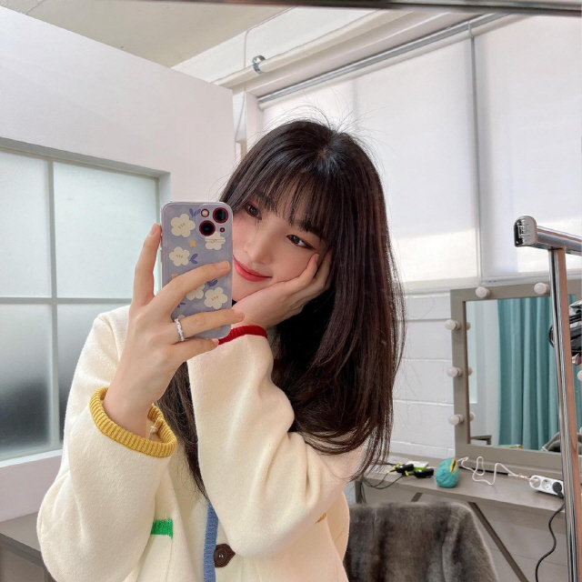 Kim Yul-hee, from Laboum, cut her bangs and was one floor younger.Kim Yul-hee posted a picture on his 10th day of his instagram saying I had to cut my bangs.Inside the picture is a picture of Kim Yul-hee, who puts his image in the mirror in the camera.Kim Yul-hee, who had to cut her bangs, is showing off her changed hairstyle.Kim Yul-hee, who shows off his charm with various expressions such as posing calyx or putting out his lips.Then, with a pale smile, he is proud of his fresh beauty.Meanwhile Kim Yul-hee is married to FT Island Choi Min-hwan in 2018 and has one male and two female children.Kim Yul-hee and Choi Min-hwan are appearing on KBS 2TV Saving Men Season 2.