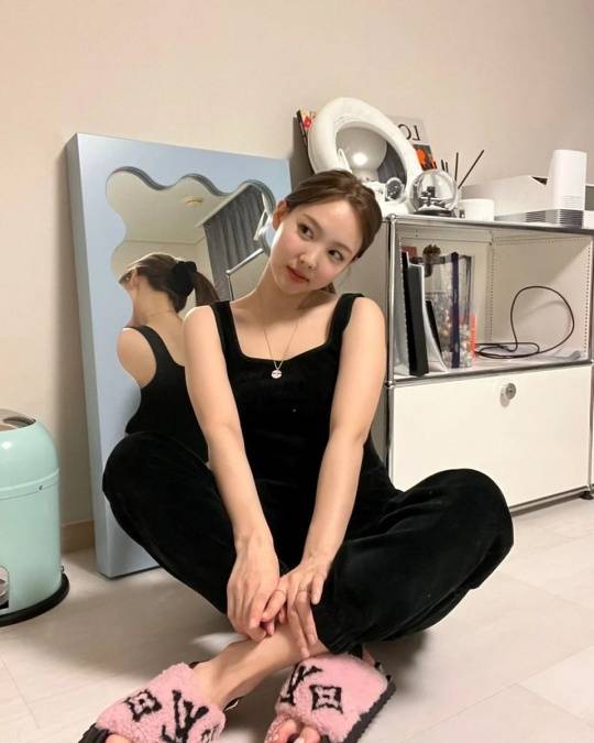 Group TWICE Nayeon showed off her dazzling beautyNayeon posted several photos on the official Instagram account of TWICE on the 10th, saying it was bubbled.In the open photo, Nayeon was wearing a black sleeveless top and jogger pants and sat on the floor and made a calyx with one hand and boasted a lovely visual.He attracted attention with his pink luxury slippers, and he showed his unchanging beauty and charm in everyday life.Meanwhile, TWICE will continue to perform World Tour in five US cities starting in Los Angeles on the 15th.