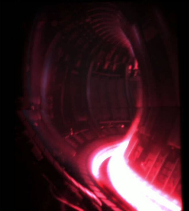 제트 내부에서 중수소와 삼중수소가 핵융합 반응을 일으켜 열에너지를 내고 있다. 유로퓨전 제공.