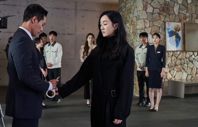Soo Ae is handcuffed for revenge.At the final episode of the JTBC drama City of the Works (playplayplay by Son Se-dong/director Jeon Chang-geun/production by High Story D & C, JTBC Studio), Yoon Jae-hee (Soo Ae) takes the final blow to destroy the high and solid castle of Kim Mi-sook.In addition to revealing that Kims death was a murder, not a suicide, Yoon Jae-hee, who awakened after the death of Lee Seol (Lee E-Dam), voluntarily appeared at the prosecution and confessed to his own work, his husband Jung Jun-hyuk (Kim Kang-woo) and his mother-in-law Seo Han-sooks criminal activities.Without bowing to the big wall called Sung Jin-ga, Yoon Jae-hee drew together connections such as Park Yong-seop (Lee Kyu-hyun), a friend of Lee Seol, and Cho Gang-hyun (Jung Hae-gyun), the prosecutor general, to reveal the character of Sung Jin-ga in Mancheonha.Although the efforts of Yoon Jae-hee seemed to be in vain, rather, the appearance of Yoon Jae-hee in handcuffs became more curious about the ending of this revenge, while Park Jung-ho (Lee Chung-joo) was a long-time helper of Yoon Jae-hee, which is raising a big question about the situation in the photo.Park always took the risk and silently carried out and helped Yoon Jae-hees plan to implement it.Moreover, Yoon Jae-hee was a person who was genuinely worried when she was in trouble, so she added curiosity to the inside of her wrist that had to be handcuffed.On the other hand, while Yoon Jae-hee is watched by the art museum staff such as Lee Ju-yeon (Kim Ji-hyun), she is being taken smoothly with her face on all sides while wearing handcuffs.