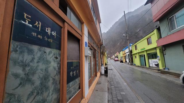 한때 3만 명 넘게 살던 강원 영월군 상동읍 상점들은 대부분 문을 닫았다.