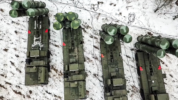 지난 9일(현지시간) 러시아의 우방인 벨라루스 브레스트에 있는 훈련장에 방공미사일 S-400이 배치돼 있는 모습. 연합뉴스