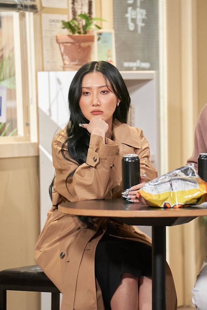 Group MAMAMOO Hwasa has revealed the birth of Oman Sang-ji.Host Hwasa appeared in the opening of Coupang Play SNL Korea Season 2 released on December 12.Hwasa, a maker who collects various topics such as giblet food, bold costumes, and so on, could not miss Oman Sang-ji.Shin Dong-yup asked, How did you make such a look on the air? Is not it a look when you saw what you really hated?Hwasa then said, In I live alone, Lee Si-eon was excited and danced.But I think I was shocked, he said. I think I have done Chain Reaction more (big) because I am my favorite brother. Shin Dong-yup said, I will not make such a look in SNL, but suddenly Kwon Hyuk-soo was surprised when he danced in Hwasas Maria costume and was bent on stage.When Shin Dong-yup asked, Do you hate Lee Si-eon more, but do you hate to see more now? Hwasa said, Hyuksus brother won.My gums are dry, he said, reproducing Oman Sang-jil and making a laugh.Hwasa announced the full-scale start with a pelvic dance with Kwon Hyuk-soo.