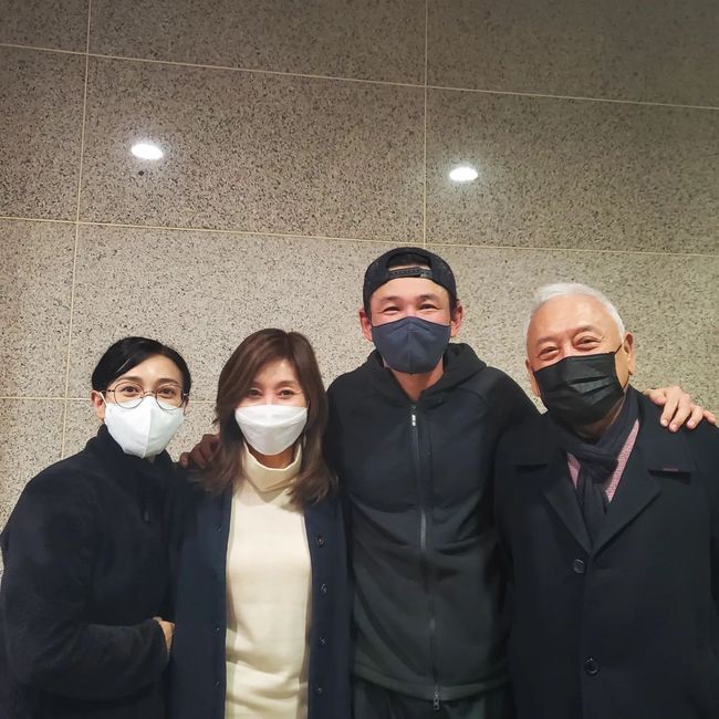 Actor Choi Myeong-Gil and former Culture Minister Kim Han-gil enjoyed a theatrical date.Choi Myeong-Gil posted a picture on his 12th day, saying, It was the best. It was so good. It was cool.In the photo, Choi Myeong-Gil is watching her husband Kim Han-gil and the Play Richard III and taking pictures with the actors.Choi Myeong-Gil and Kim Han-gil met Hwang Jung-min and Jang Young-nam to take pictures together and reported on the review. The performance is known to have been watched by Hyun Bin and Son Ye-jin recently.On the other hand, Choi Myeong-Gil and Kim Han-gil have two men.