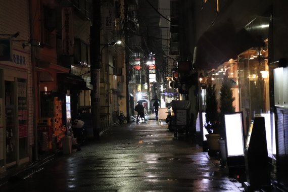 지난 10일 밤 9시가 넘은 시각, 일본 도쿄 신바시 지역의 식당가에 불이 꺼져있다. 코로나19 확산 방지를 위한 만연방지 등 중점조치가 발령되면서 아예 문을 닫거나, 오후 8시께 일찍 문을 닫는 점포들이 많다. 사진=조은효 특파원