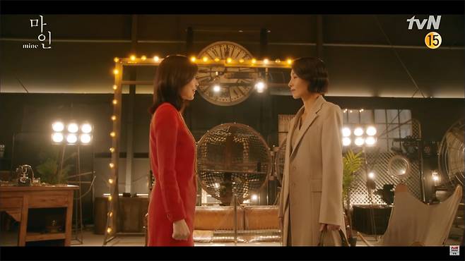 ▲ 각자의 자리에서 응원을 보내는 서현과 희수 tvN '마인'