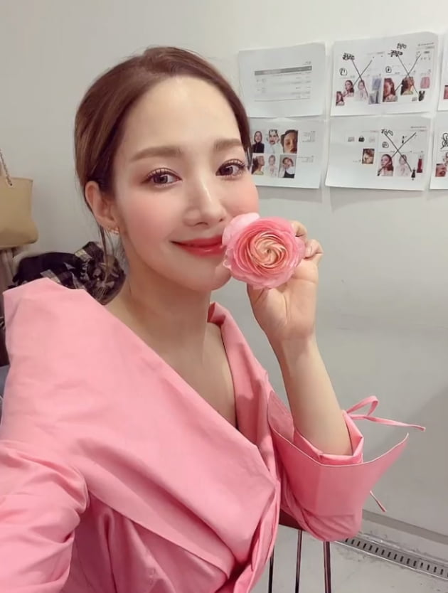 Actor Park Min-young delivered his fresh daily life.Park Min-young said on his 14th day, Will you be my Valentine? I posted the video with the article.Park Min-young in the public image is winking at the camera by turning the pink flower.Meanwhile, Park Min-young is appearing on JTBCs Meteorological Administration: A Cruelty of In-house Love, a comprehensive channel.Photo: Park Min-young SNS