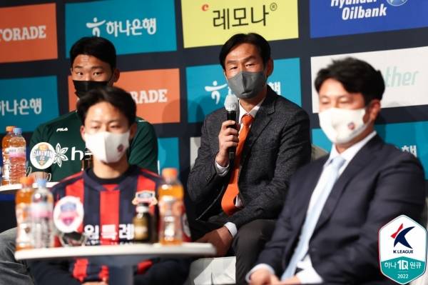 지난 시즌 K리그1 파이널B를 기록하며 공식 미디어데이에서 뒷 자리에 앉게 된 김기동 포항 스틸러스 감독과 최용수 강원FC감독이 남다른 각오를 나타냈다. 최용수 감독이 발언을 하고 있다. 사진|한국프로축구연맹