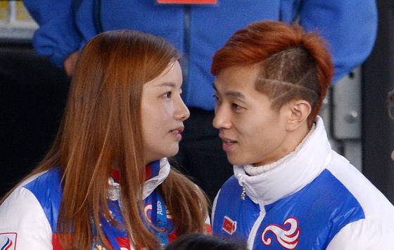 러시아 국가대표 빅토르 안(안현수)과 부인 우나리가 23일(한국시간) 소치 동계올림픽 폐막식이 열리는 피시트 올림픽 스타디움을 찾아 러시아팀 리허설 도중 대화를 나누고 있다.2014.2.23/뉴스1
