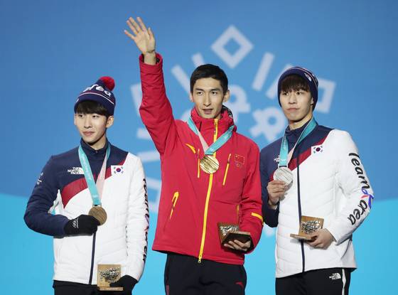 쇼트트랙 스피드 스피드 스케이팅 남자 500m 경기에서 메달을 획득한 황대헌(오른쪽, 은메달), 임효준(왼쪽, 동메달)이 강원도 평창군 메달플라자에서 열린 2018 평창동계올림픽 메달 세리머니에서 메달을 목에 걸고 포즈를 취하고 있다. 2018.2.23/뉴스1
