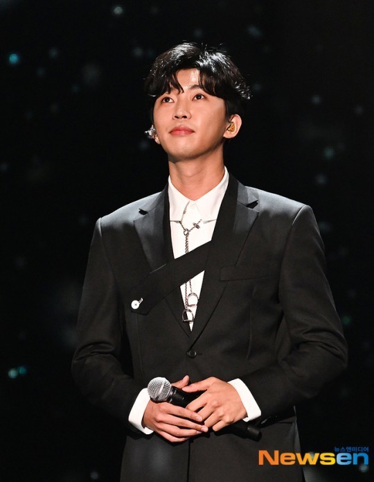 Singer Lim Young-woong has proved his presence by sweeping the top of the music charts.According to Melon, the largest music source site in Korea, Lim Young-woong entered the TOP 10 as of 8 am on February 13th.In the top spot, Lim Young-woongs first OST and KBS 2TVs Gentleman and Girl main theme song Love Always Run was ranked, and in the second place, I believe only now, My Love Child like Starlight, in the fourth place, If I Love You Again (Kim Pil Ver), in the fifth place, The luxury of You, HERO, and in the eighth place, Forgotten In the ninth place, End Love and the 10th place BK love.In particular, Love Always Runs is a song that adds an acoustic and light original song that blends with the delicate and moist sensibility of Lim Young-woong. It was ranked 3rd in the TOP 100 genre, 3rd in the week, and 7th in the month.In the OST category, all remain in the top spot.Lim Young-woong recently won four awards at the Grand Prize in Seoul, including the OST, Trot, Bonus, and Popular Awards, and won the Adult Contemporary Music of the Year at the Gaon Chart Music Awards.In addition, Lim Young-woong ranked first in the Brand Reputation Singer category in January, first in the trot category, and second in the star category.