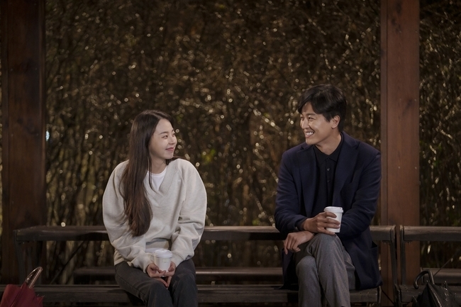 Sohee turns from 30, 9 into The Pianist.JTBCs new tree drama Thirty, Nine (playplayplay by Yoo Young-ah/director Kim Sang-ho/produced JTBC Studios, Lotte Culture Works) is a real human romance drama that deals with deep stories about friendship, love and life of three friends who are about forty.Sohee plays Kim Hope, the only sister of Sun-woo Kim (Yeon Woo-jin) and the twenty-nine-year-old The Pianist.Kim Hope (Sohee) is good and deep-hearted, resembling a pretty, good brother who follows his ten-year-old brother Sun-woo Kim well, and a sweet brother.This is what she suddenly tries to leave her family without warning one day, and she is sick of Sun-woo Kim.I wonder what the life of the alternative Twinty-nine Kim Hope is filled with, and I wonder what it is that I am worried about the reason why I do not hit my favorite Piano anymore.In the meantime, the photos show the colorful images of Sohee permeated by the character of Hope, and the long straight hair and clear appearance without a toilet captivate the viewers.Especially, her brother Sun-woo Kim and a cup of warm coffee with a smile on her face seep into a playful side, so I guess how comfortable and precious her brother Sun-woo Kim is.In the meantime, in the appearance of sitting in front of Piano, she also catches a dark and lonely unexpected side, and she also sees the troubles and anxiety deep in her bright heart.Therefore, it is expected that Sohee (played by Kim Hope) will express a wide range of emotions from the affectionate Brother and Sister Kemi to the twenty-nine women who can not speak.
