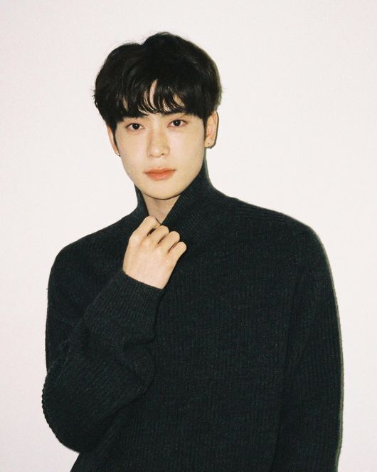 NCT Jayhun has celebrated her 26th birthday.On the morning of the 14th, NCT official SNS said, HAPPY BIRTHDAY TO # JAEHYUN WEYOU #HAPPYJAEHYUNDAY #Jaehyun #NCT #NCT127.In the photo, NCT Jaehyun is wearing a black turtleneck and showing off his mysterious eyes.Jaehyun sniped at the global womanhood, boasting an irreplaceable piece of beauty, as well as an impeccable perfect features.In addition, NCT Jaehyun captivated the viewers with a wide shoulder like the Pacific Ocean and a solid physical sexy.On the other hand, NCT, which belonged to Jaehyun, released its third full-length album Universe last December.NCT SNS