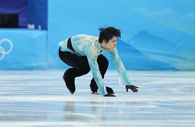 ▲ 쿼드러플(4회전) 악셀에 성공하지 못하고 빙판에 넘어진 하뉴 유즈루, 발목 부상이 있었다고 고백했다. ⓒ연합뉴스