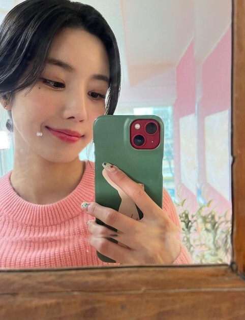 Kwon Eun-bi, a former member of the group IZWON, showed off her sophisticated beauty.On the 13th, Kwon Eun-bi posted several photos on his instagram with heart emoticons.In the photo, Kwon Eun-bi took a selfie in a pink knit, putting a heart sticker on the ball and showing off his beautiful beauty, bringing out the hearts of fans.In addition, the close-up self-portrait attracted the attention of people who showed off their watery skin without any blemishes.Meanwhile, Kwon Eun-bi released his first mini album, OPEN, and acted as Solo, Door; recently, he was on the Mubit Live solo MC.