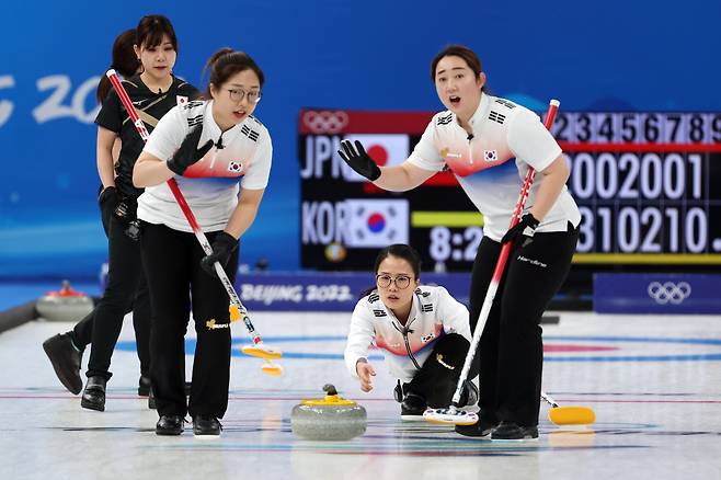 여자컬링 김은정이 14일 베이징올림픽 일본전에서 스톤을 딜리버리 하고 있다. 김경록 기자