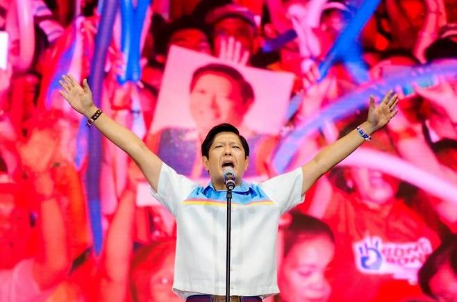 마르코스와 이멜다의 아들 ‘마르코스 봉봉’, 친근하고 소박한 이미지로 5월에 열리는 필리핀 대선에서 승리할 가능성이 높다. 사진 SNS