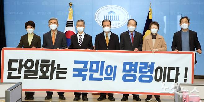 10일 오전 국회 소통관에서 (왼쪽부터) 이익선 전 미래한국당 대변인, 이용구 전 중앙대학교 총장, 주대환 전 민주노동당 정책위의장, 인명진 전 자유한국당 비대위원장, 장기표 신문명정책연구원 대표, 이언주 전 국회의원, 임삼진 전 대통령 시민사회비서관이 윤석열, 안철수 후보의 단일화를 촉구하며 3일만에 9천명의 서명이 국민의 뜻임을 증명하고 있다고 주장하고 있다. 윤창원 기자