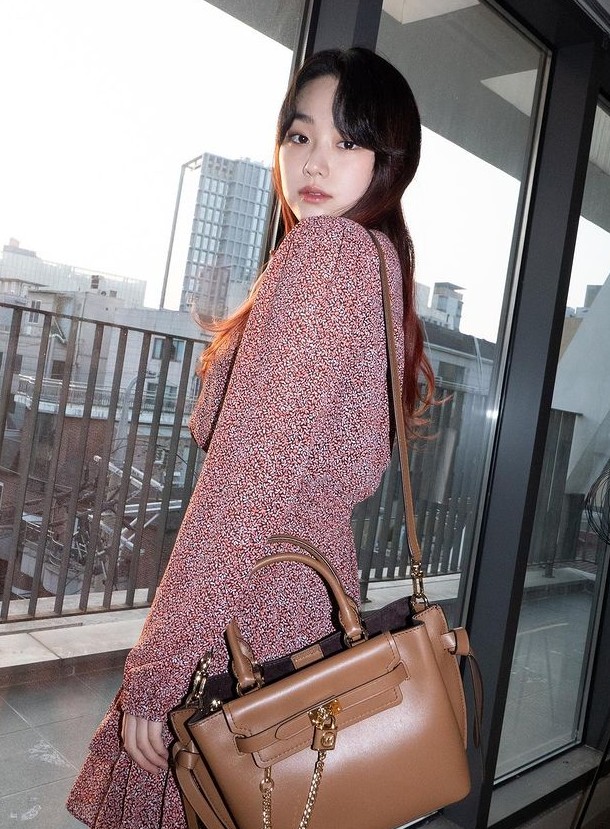 Singer and actor Kang Mi-na told her recent beauty.On the afternoon of the 15th, Kang Mi-na posted several photos on his instagram.Kang Mi-na in the photo is wearing a patterned dress and taking a picture.The transparent skin and neat features of the fans were filled with fans hearts, and the long wave hair that creates innocence was admirable.Meanwhile, Kang Mi-na appeared in the drama Thinking of the Moon when it blooms.