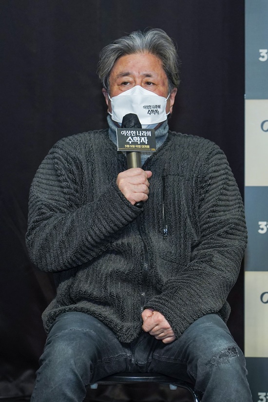 Choi Min-sik delivered the moment she enjoyed a small amount of joy with toast while filming In Our Prime.On the 15th, an online production report for the movie In Our Prime (director Park Dong-hoon) was held through an online live broadcast.Park Dong-hoon, Actor Choi Min-sik, Kim Dong-hui, Park Hae-joon, Park Byung-eun and Yoon Seo attended the ceremony.In Our Prime is a film about what happens when a genius Math, a North Korean defector who works as a high school security guard, hides his identity and meets a student who gave up Math.Choi Min-sik plays the role of genius Mathja Lee Hak-sung and plays Kim Dong-hui, who plays Han Ji-woo, who is worried about Math grades that can not chase his friends in Koreas top 1%.Choi Min-sik, who returned to the screen after a long time since Astronomy: Ask in the Sky released in 2019, said, I have been greeting the movie for the first time in two years.I have met for a long time and it seems to have participated in the reserve army training, and it is really nice and good. He laughed and said, I am glad to be able to show you late. I remembered a movie called Good Will Hunting.Every time I saw the movie, there are various academy dramas, but I thought I would like to take a picture of a world that is not limited to a private institute, but I met it like this. Choi Min-sik also said, Academics are a person with a great affection for the exoskeleton and Math.I wondered what kind of charm such a person would have, and how hard it would have been in ideology and political oppression without the person being able to spread his or her academic career.So, when he came to South Korea, he also faced an environment where he could not do his own studies. He is a genius who has been very ordealed and trials.I was very worried about that kind of thing, explained the process of making the character.How do you understand the geniuss mind? So I tried to approach it with the sadness of not being able to do what I really liked.I was worried a lot about the psychological part of academicity. Choi Min-sik, who learned the charm of starting the day with toast and coffee through the shooting scene of In Our Prime, mentioned the famous toast brand known as a restaurant and said, If you have got anything from this work, you have a toast and a warm cup of coffee in the morning.I was addicted, but now I have hung up. Choi Min-sik also said, Our film is not about a hard Math.Through the medium of Math, the ties that have been connected through Math are warm stories going to this world.I have a simple heart that I want to be a little comforted by living in a difficult and tired age these days. In Our Prime will be released on March 9.Photo = Showbox