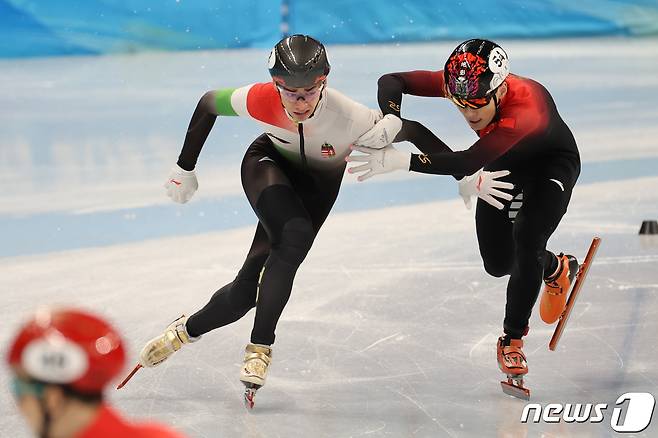 7일 중국 베이징 수도실내체육관에서 열린 2022 베이징 동계올림픽 쇼트트랙 남자 1000m 결승에서 중국 런쯔웨이가 결승선을 통과하며 헝가리 리우 샤오린 산도르를 밀고 있다. 산도르 실격판정으로 런쯔웨이가 금메달을 차지했다. 2022.2.7/뉴스1 © News1 안은나 기자