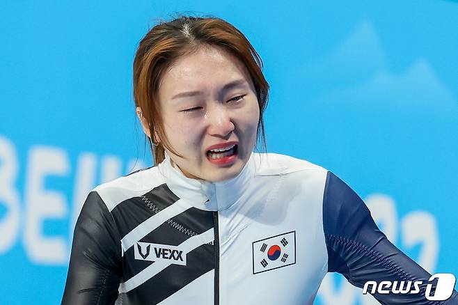 11일 오후 중국 베이징 수도실내체육관에서 열린 2022 베이징 동계올림픽 쇼트트랙 여자 1000m 결승 경기에서 최민정이 2위로 결승선을 통과한 뒤 눈물을 흘리고 있다. 2022.2.11/뉴스1 © News1 안은나 기자