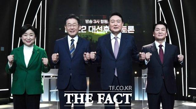 정치권은 연예인의 대선 후보 지지 선언이 대선 후보에게는 긍정적인 효과를 가져올 것으로 본다. 다만 특정 후보 지지 선언이 연예인 개인에게 부담이 될 수 있고 자칫 대선 후 후폭풍에 오랜 시간 시달릴 수 있어 공개 지지 선언을 선뜻 권유하지 못하는 분위기다. /국회사진취재단