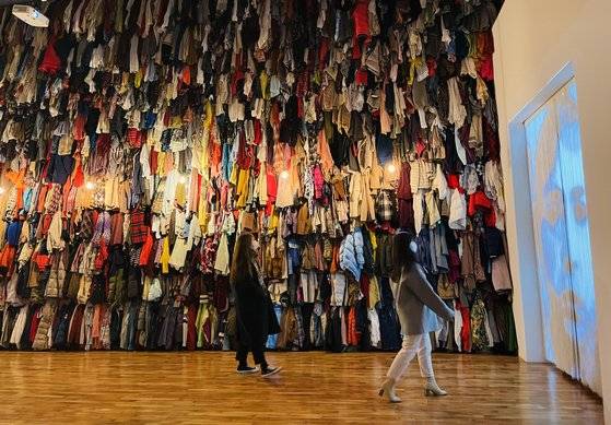 헌옷으로 완성한 설치작품 ‘저장소 : 카나다’. 이은주 기자