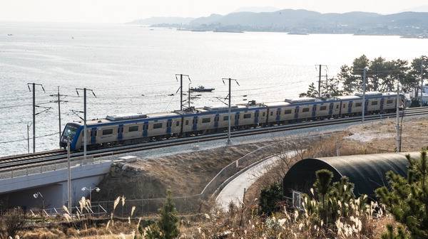 바다를 끼고 달리는 동해선 전철 모습. 국제신문DB