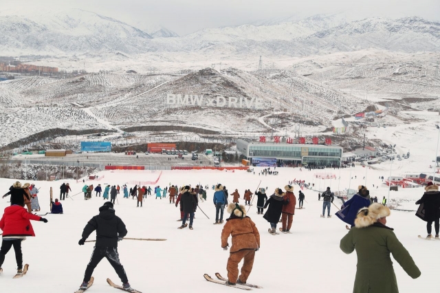 중국 알타이시의 한 스키 리조트에서 중국인들이 스키를 타고 있다. 로이터 연합뉴스